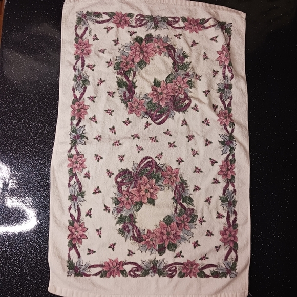 Vintage Set of 2 Christmas Wreath Hand Towels. - Picture 3 of 6